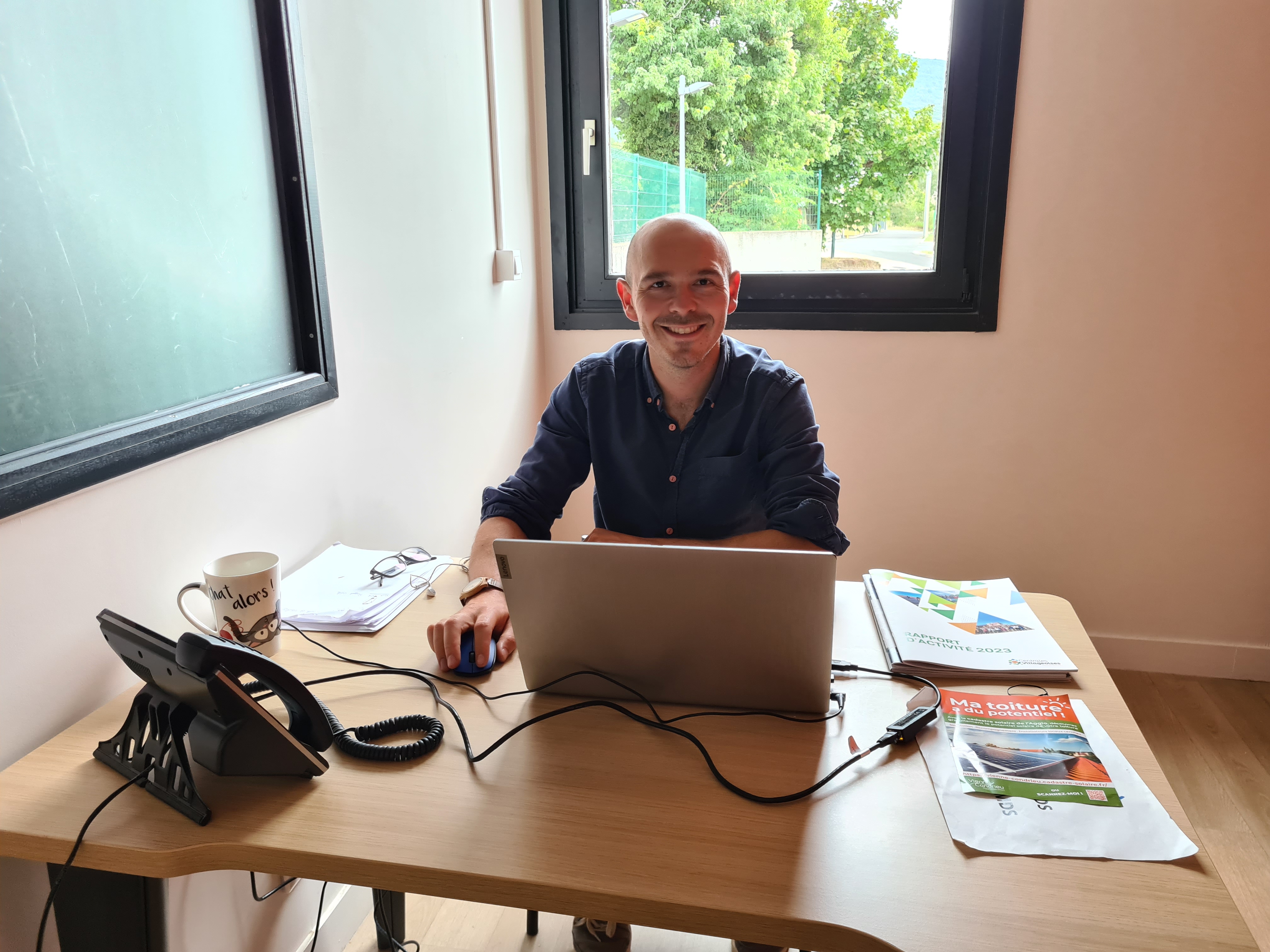 Tim Bodo dans son bureau à la Maison des Services de Pélussin